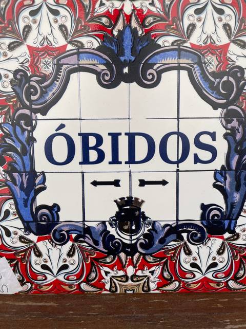       Decorative tile with 'Óbidos' text.
  