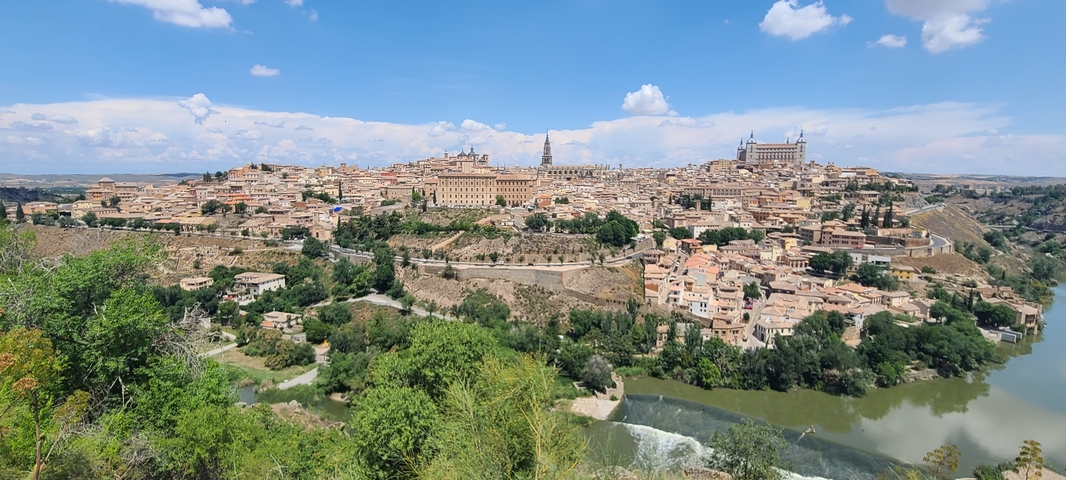       Panoramic view of the city of Toledo with river and hills.
  