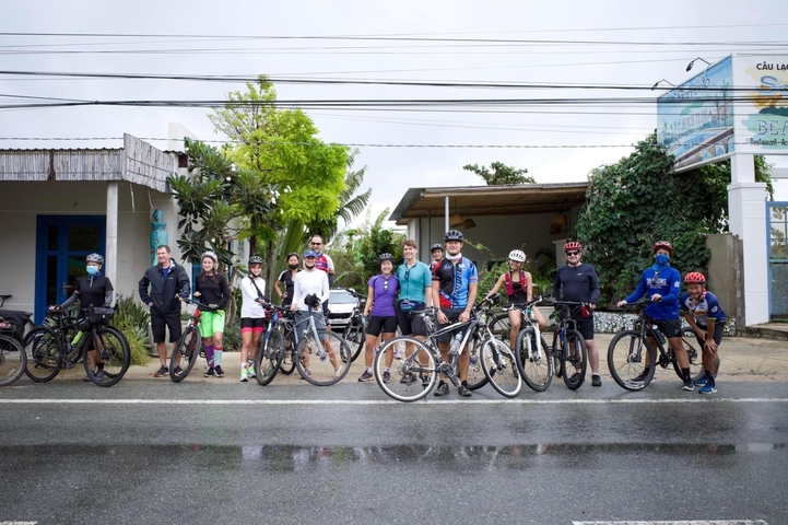 Group of cyclists posing with their bikes.