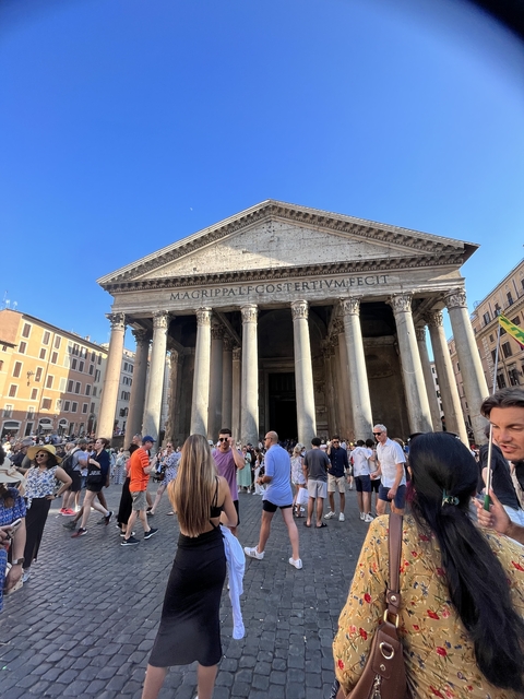       Crowd in front of the Pantheon in Rome.
  