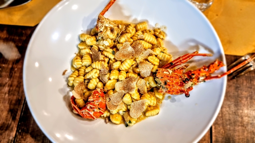      Plate of gnocchi with seafood
  
