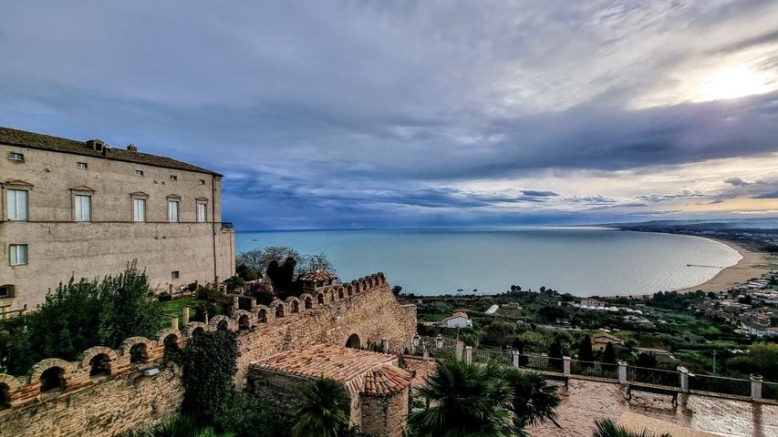 Cliffside with a panoramic view of the ocean