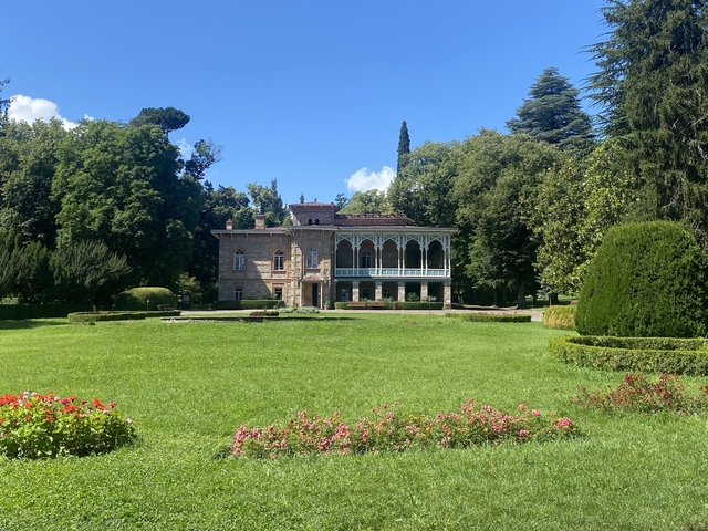       Historic mansion with a well-manicured garden.
  
