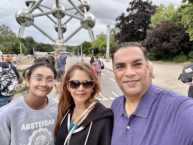Family in front of Atomium.