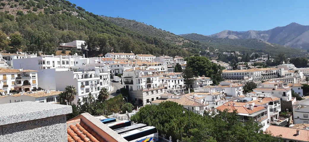       Scenic view of a hillside town with white buildings.
  