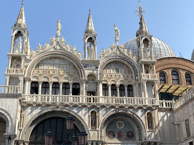       Exterior of an ornate basilica with sculptures.
  