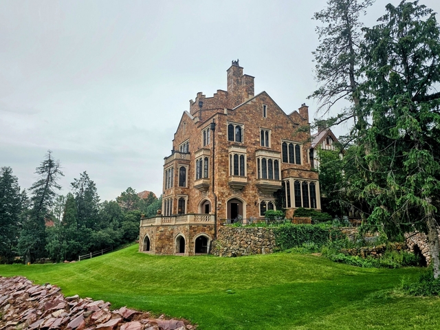      Large historic house with garden, built in brick.
  