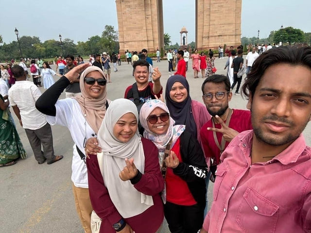 Group selfie with India Gate in the background.