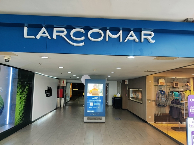       Entrance to Larcomar with visible text and display.
  