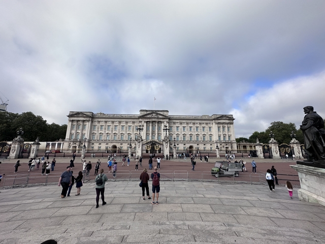       People in front of Buckingham Palace in London.
  