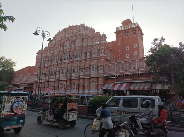 Hawa Mahal with bustling street in the foreground.