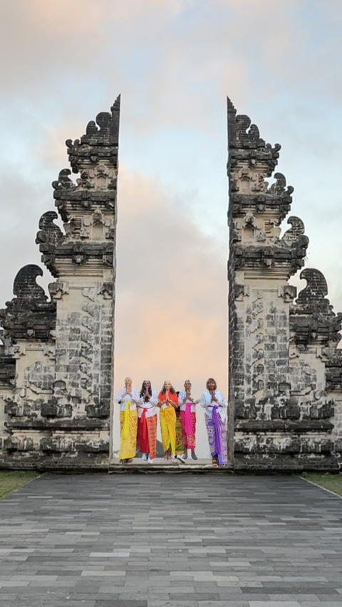 Group pose in front of a traditional Balinese gateway.