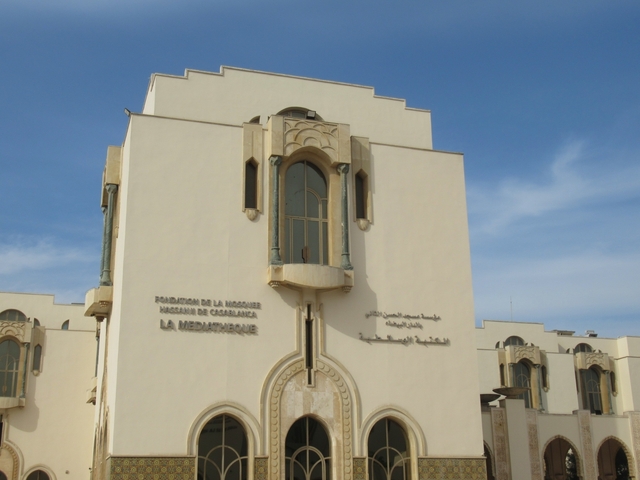       Building with text 'La Mediatheque' on the facade.
  