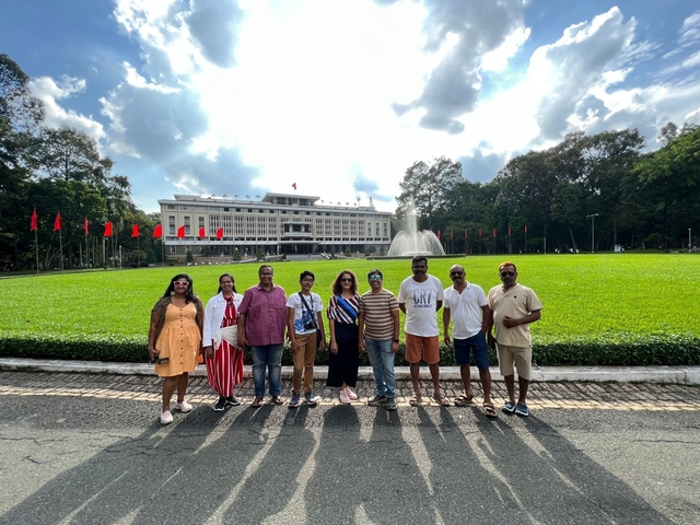       Group standing in front of a governmental building with flags
  