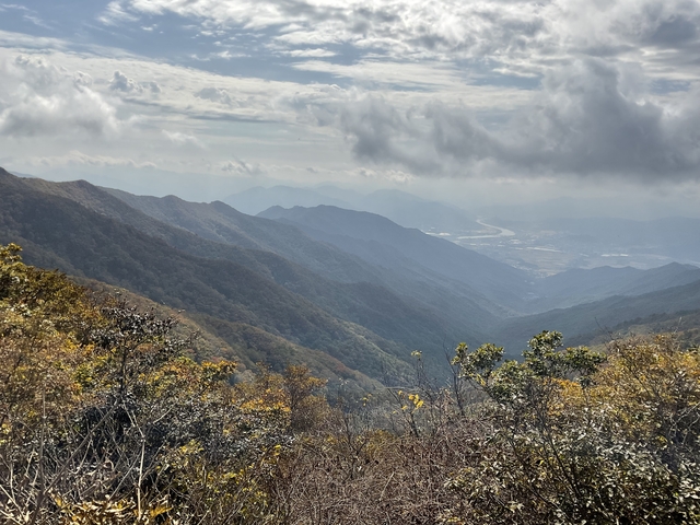       Mountainous landscape with rolling clouds.
  