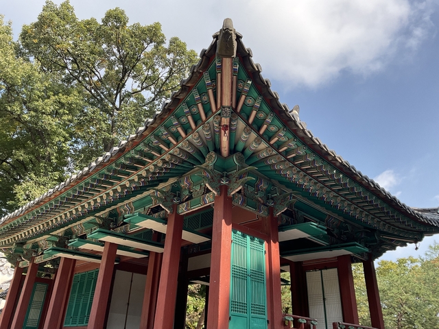       Traditional Korean entrance with elaborate roof details.
  
