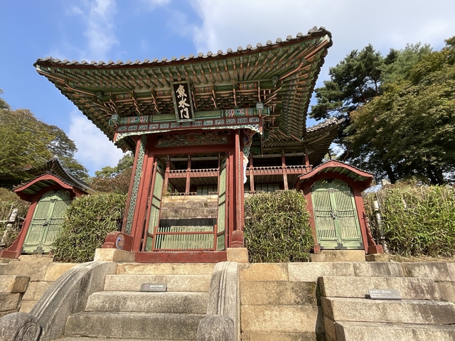       Traditional Korean architecture with garden view.
  