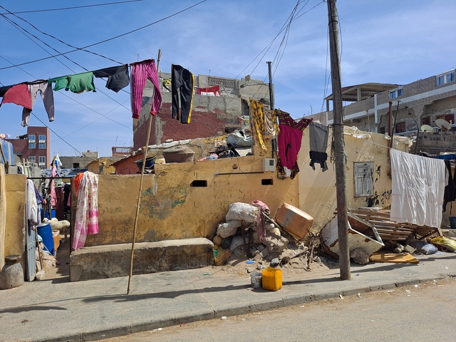       Urban scene with various houses and laundry hanging.
  