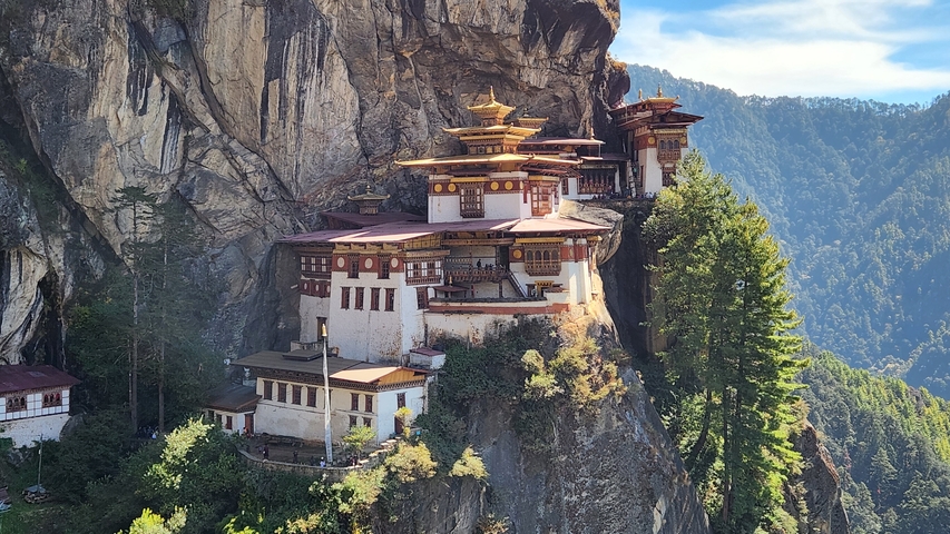      Close-up of the Tiger's Nest Monastery perched on a cliff.
  
