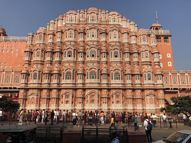       The Hawa Mahal palace with intricate facade.
  