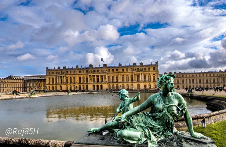 Palace with a statue in a fountain, watermark visible.