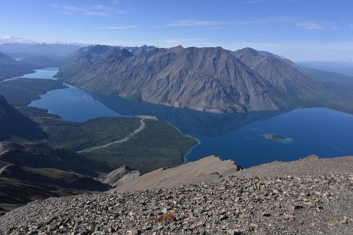 A breathtaking view of a lake surrounded by mountains.
