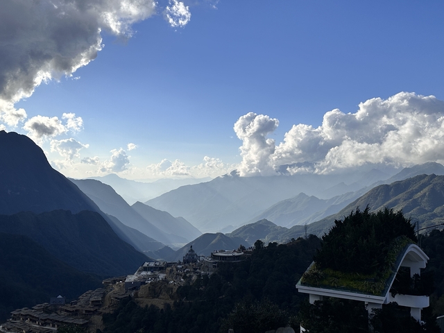       Dramatic view of mountains with cloud-filled sky.
  