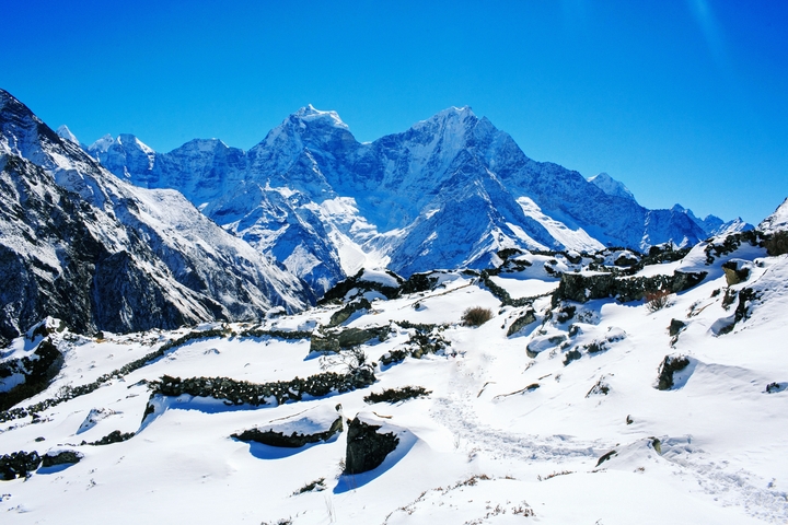       Snowy mountain landscape with clear blue skies.
  