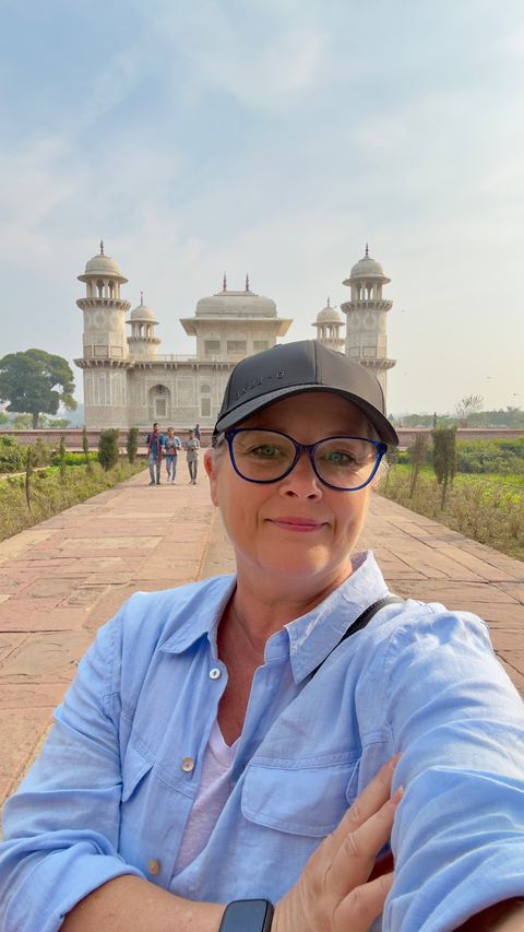       Selfie of a person near a historical monument.
  