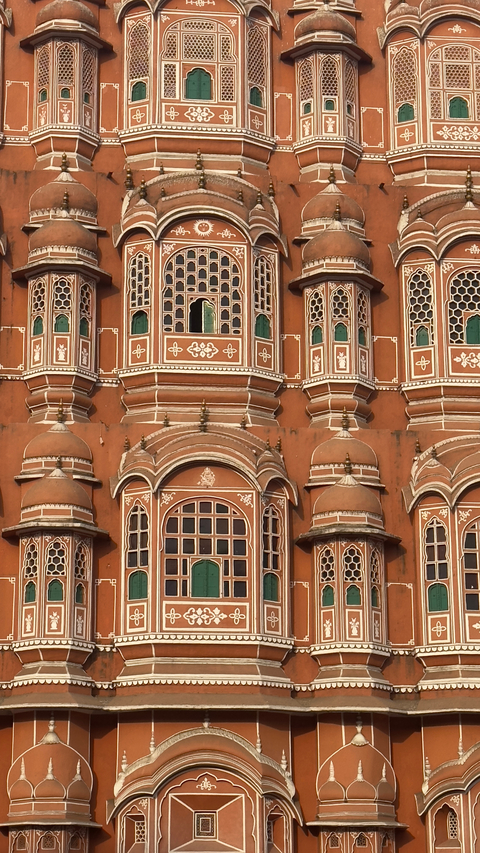       Close-up view of Hawa Mahal's architectural details.
  