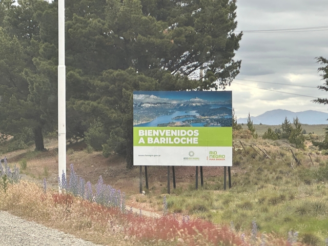       Sign welcoming visitors to Bariloche in a rural setting.
  