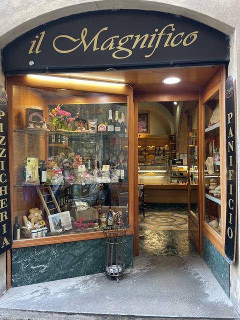 Shopfront of Il Magnifico wine store.