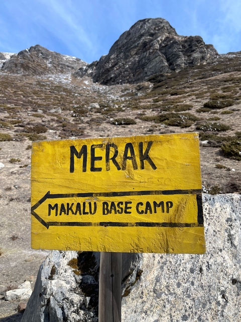       Sign pointing towards Merak and Makalu Base Camp.
  