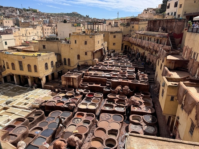      Panoramic view of a dyeing area in an urban setting.
  