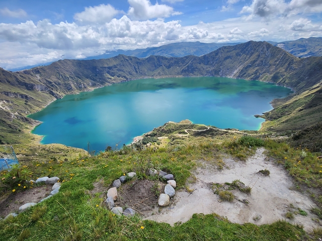 Stunning view of a lake surrounded by mountains.