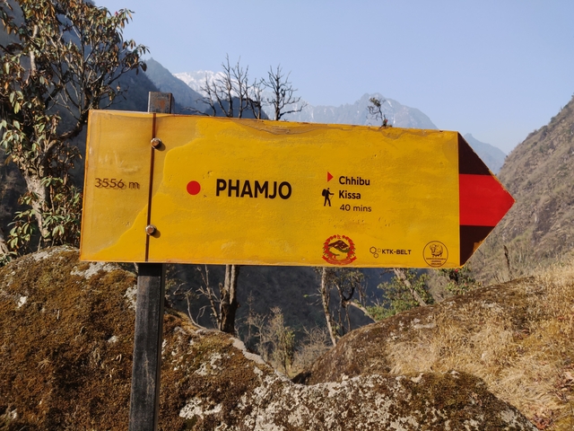       Directional sign with a mountain backdrop
  