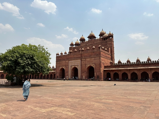       Courtyard and large red doorway at Fatehpur Sikri.
  