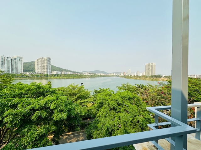       Cityscape view with a river and buildings.
  