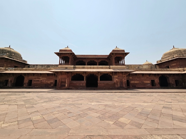       Historical building in Fatehpur Sikri.
  