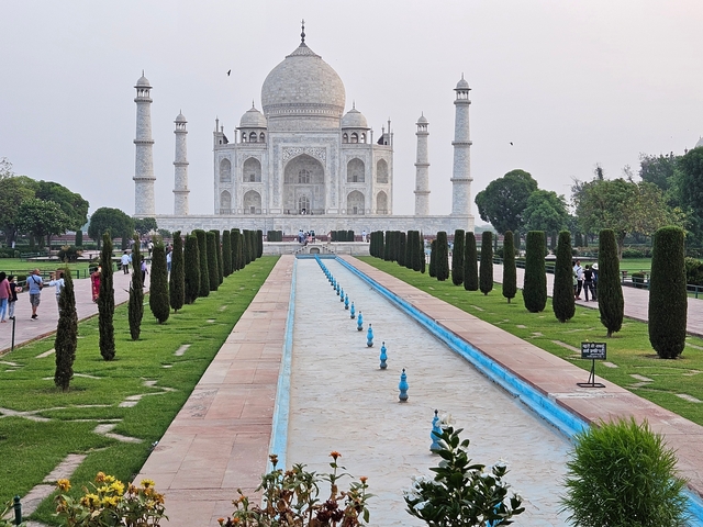       View of the Taj Mahal from the ornamental gardens.
  
