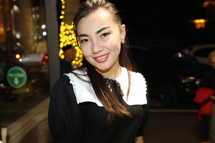 Woman with a bright smile posing indoors.