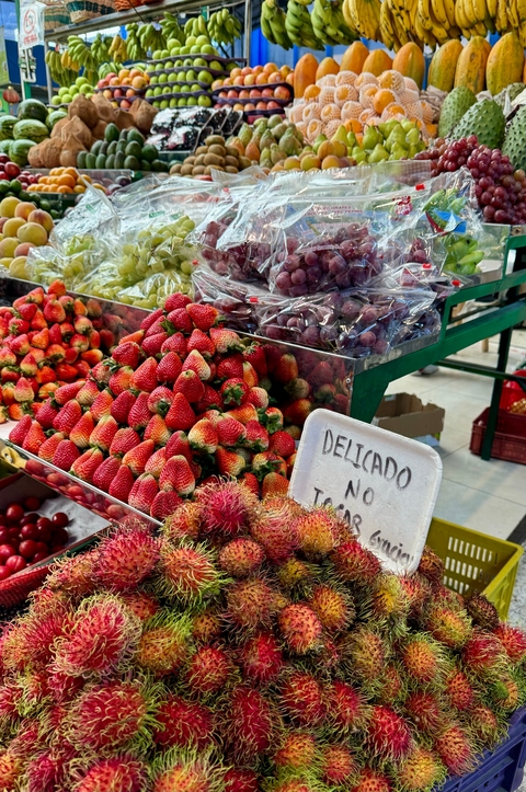       Market display of fresh fruits with a sign in Spanish.
  
