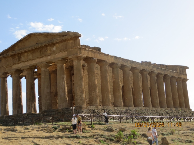       Ancient Greek-style temple in Agrigento.
  