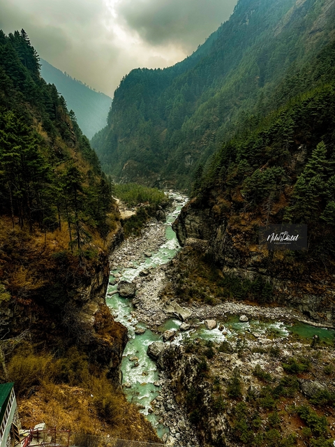 River gorge with steep cliffs, featuring a watermark.