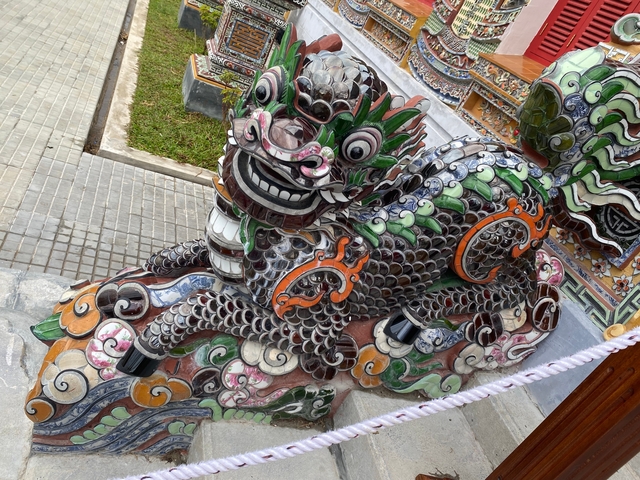       Decorative sculpture of a creature in vibrant colors.
  