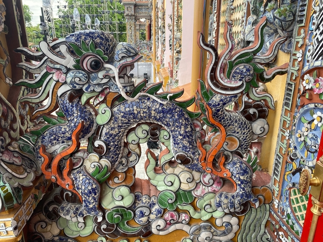       Colorful ceramic decoration depicting a dragon.
  