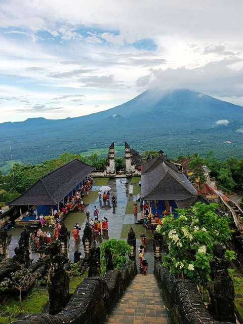 Temple with a majestic mountain view and large open courtyard.