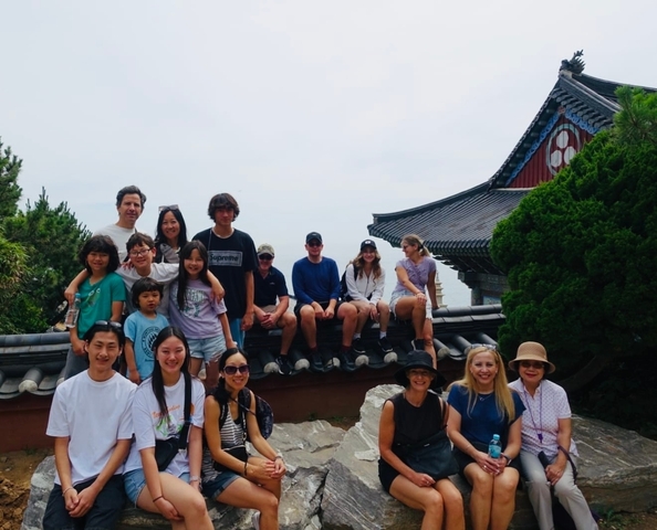Group photo at a traditional Korean palace.