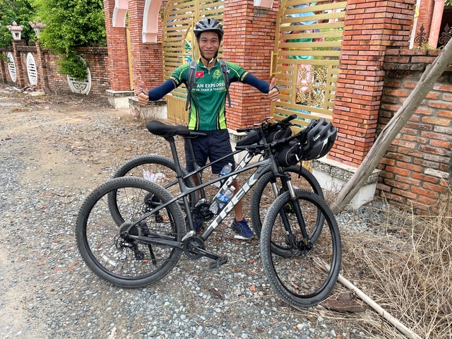 Cyclist with mountain bikes posing for a photo.