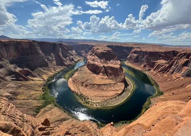 Panoramic view of Horseshoe Bend with clear sky.